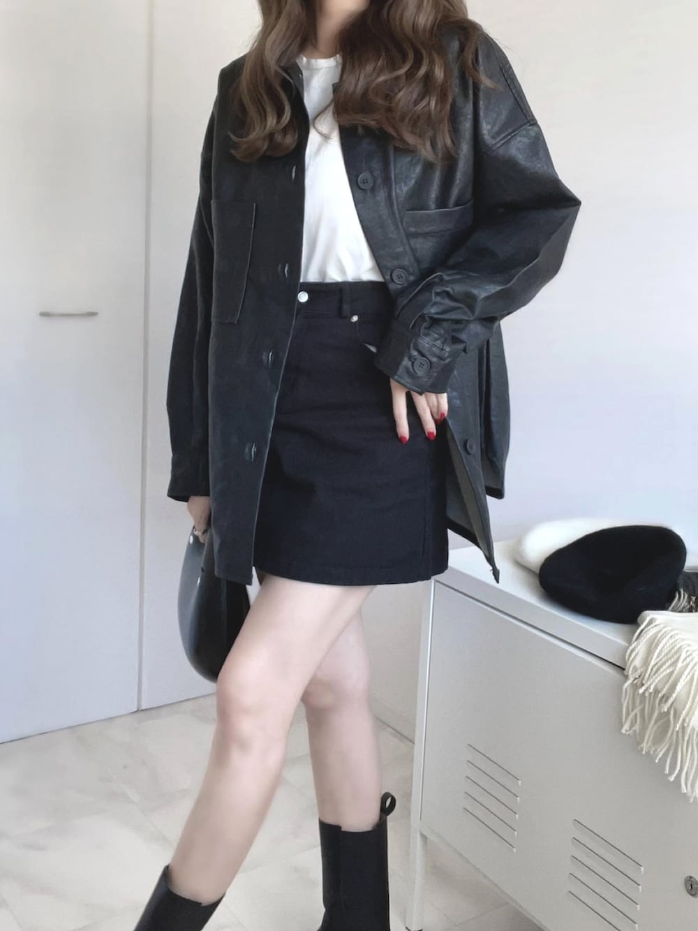 「クリスマスに着たい服、秋冬コーデ、大人カジュアル、休日コーデ、冬アウター、ブラック、レザージャケット、ジャケット、ママコーデ、ママファッション、マタニティ、マタニティコーデ、moment+」｜「moment+のマットフェイクレザーCPOジャケット（カバーオール、ブラック系）」を使った、rmrmrm0424さん（レディース・163cm）の冬コーディネートの2枚目の写真