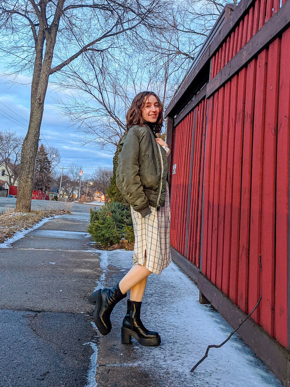 ホワイト系のシャツワンピース、ブラック系のブーツを着用したレディースの春コーディネートの3枚目の写真