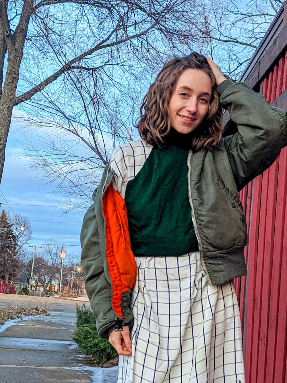 ホワイト系のシャツワンピース、ブラック系のブーツを着用したレディースの春コーディネートの4枚目の写真