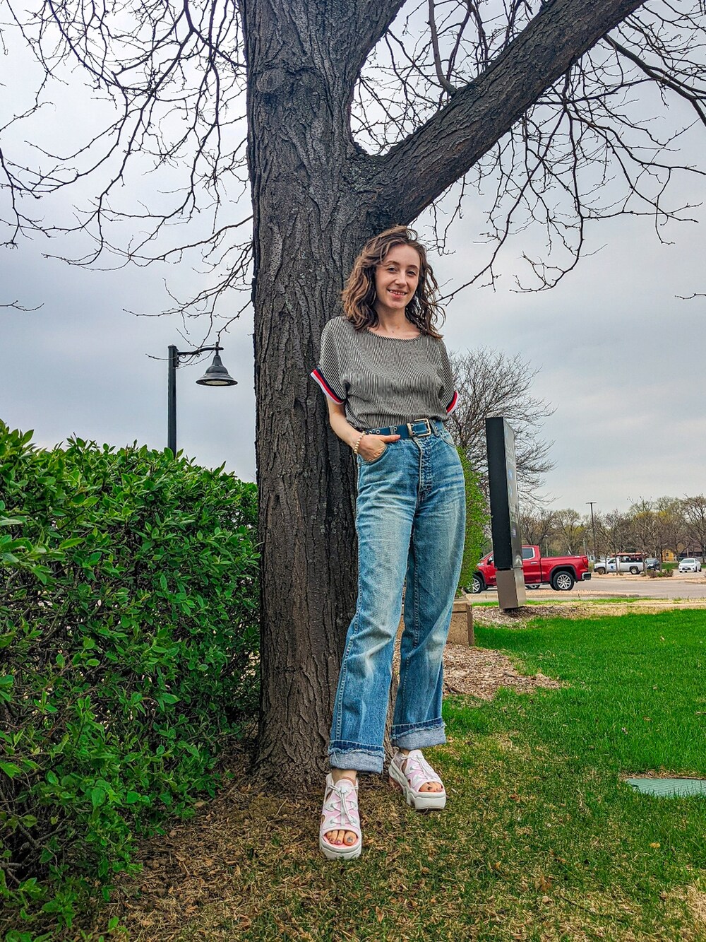「ootd、pattern、NIKE、airmaxkoko、sandals、vintage、summer、girl、sporty、Boyfriend Jeans、casual、夏コーデ、ピンク、ナイキ、大人コーデ」｜「NIKEのナイキ エア マックス ココ ウィメンズサンダル / スニーカーサンダル / WMNS AIR MAX KOKO SANDAL（サンダル、ピンク系）」を使った、Francesさん（レディース・157cm）の春コーディネートの2枚目の写真