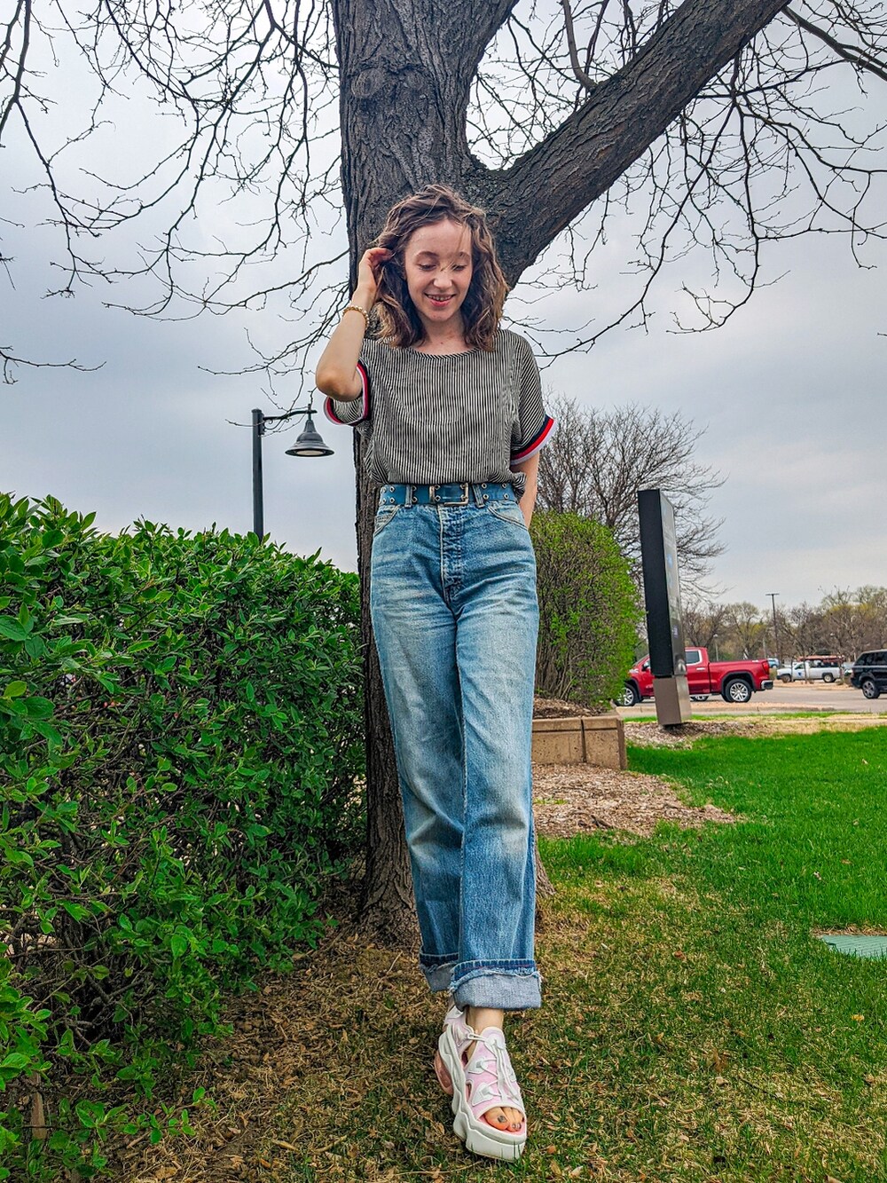 「ootd、pattern、NIKE、airmaxkoko、sandals、vintage、summer、girl、sporty、Boyfriend Jeans、casual、夏コーデ、ピンク、ナイキ、大人コーデ」｜「NIKEのナイキ エア マックス ココ ウィメンズサンダル / スニーカーサンダル / WMNS AIR MAX KOKO SANDAL（サンダル、ピンク系）」を使った、Francesさん（レディース・157cm）の春コーディネートの3枚目の写真