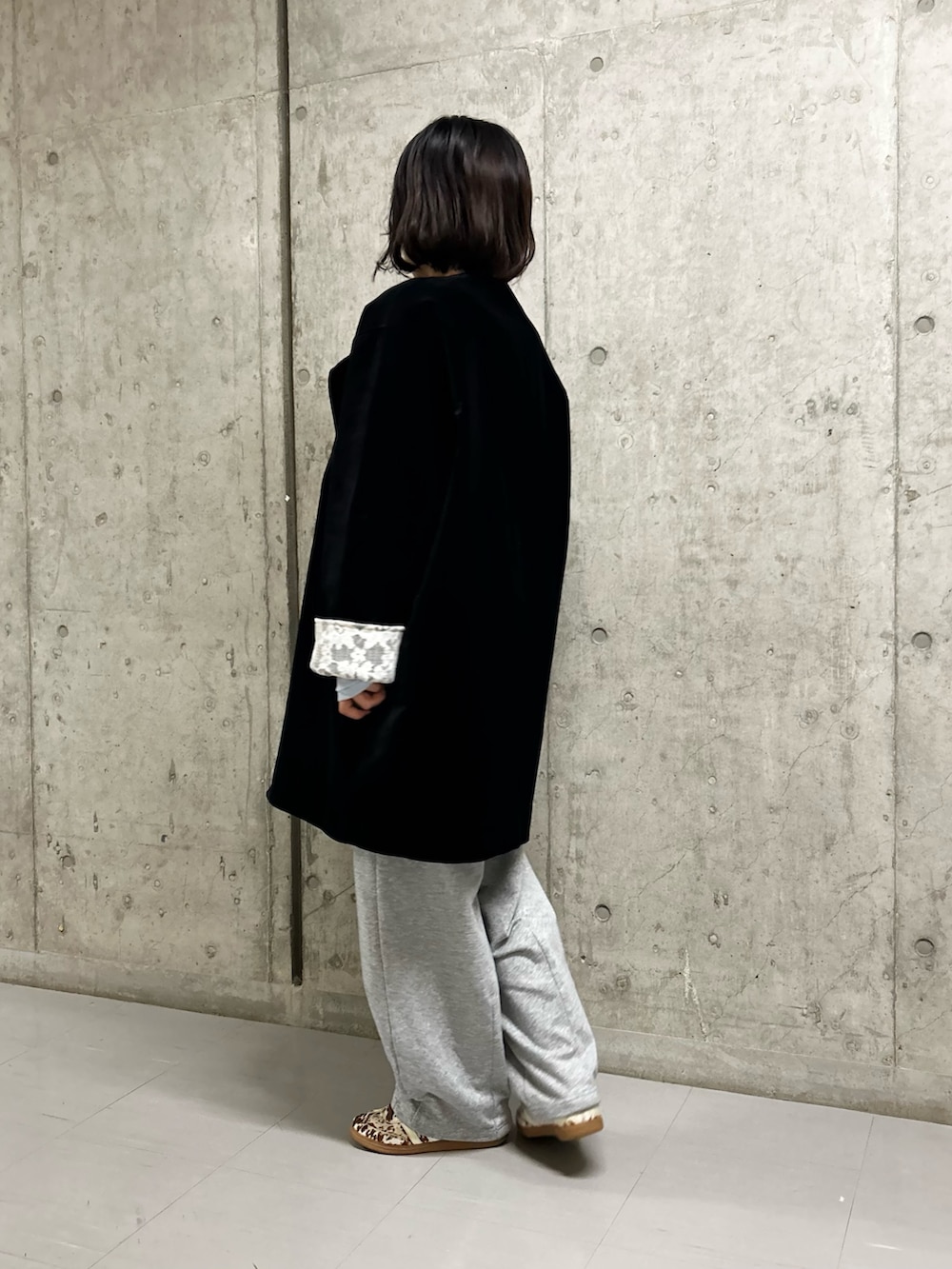 ブラック系のその他アウター、ブラウン系のTシャツ/カットソー、グレー系のその他パンツを着用したレディースの秋コーディネートの4枚目の写真