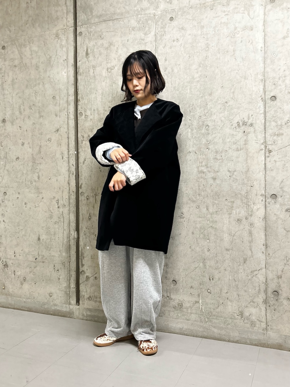 ブラック系のその他アウター、ブラウン系のTシャツ/カットソー、グレー系のその他パンツを着用したレディースの秋コーディネートの3枚目の写真