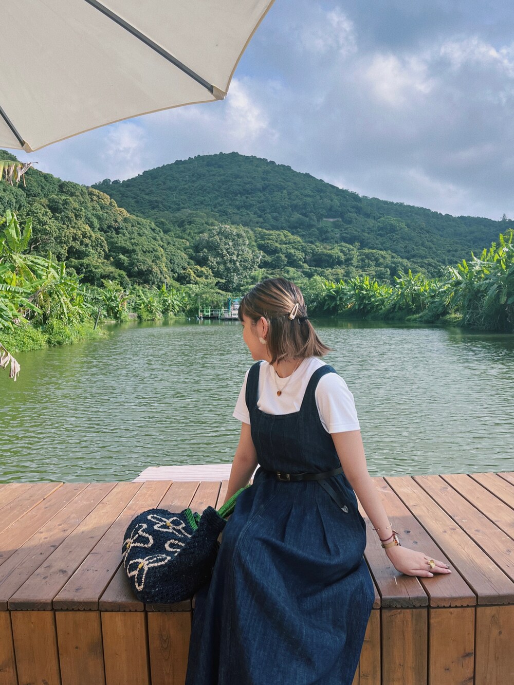 ブラック系のシューズを着用したレディースの夏コーディネートの2枚目の写真