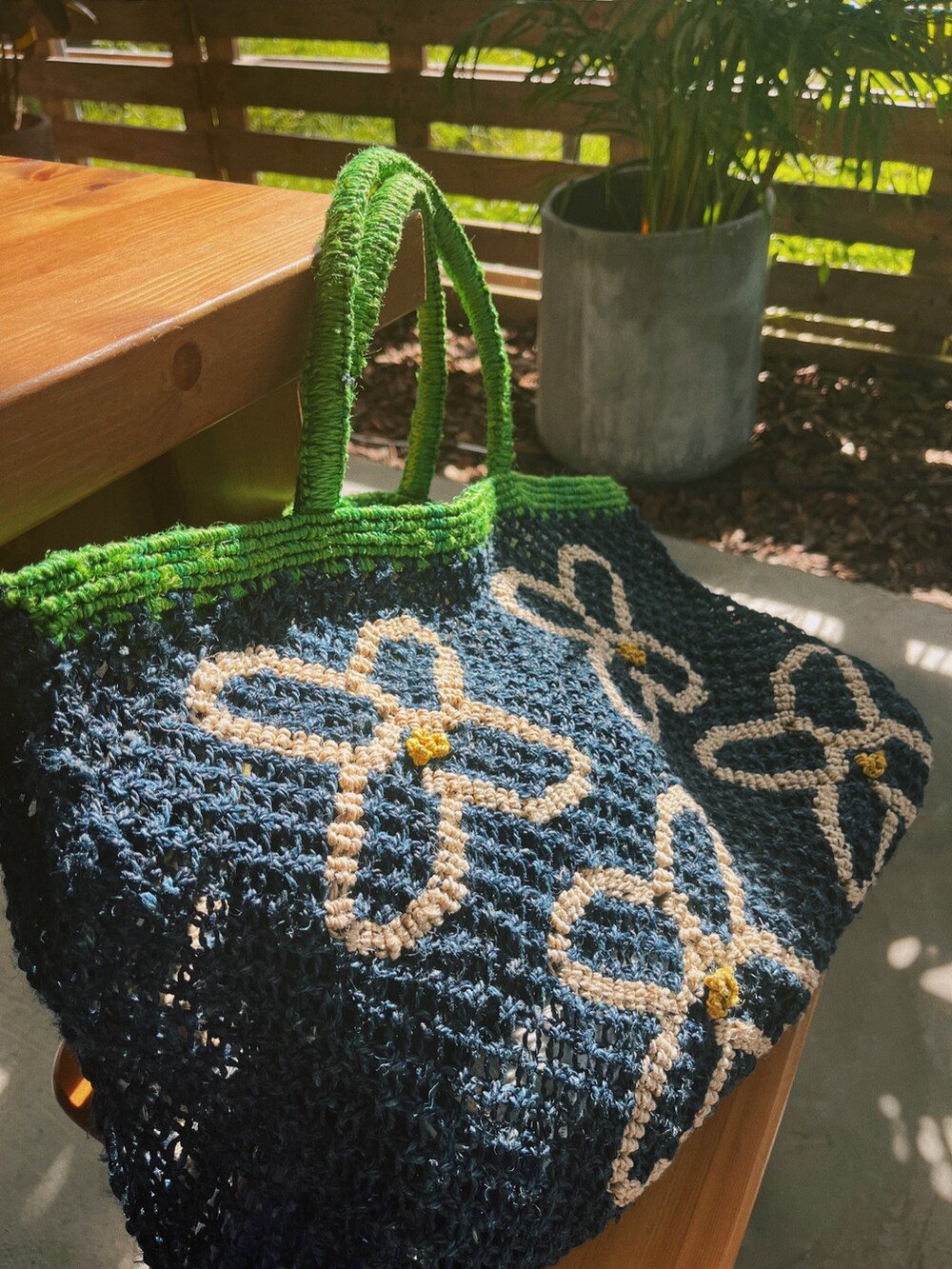 ブラック系のシューズを着用したレディースの夏コーディネートの3枚目の写真