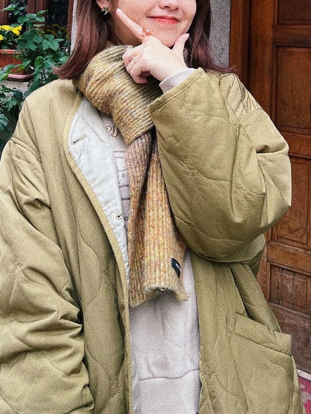 ホワイト系のノーカラージャケット、ベージュ系のトップス、ベージュ系のトートバッグを着用したレディースの冬コーディネートの2枚目の写真