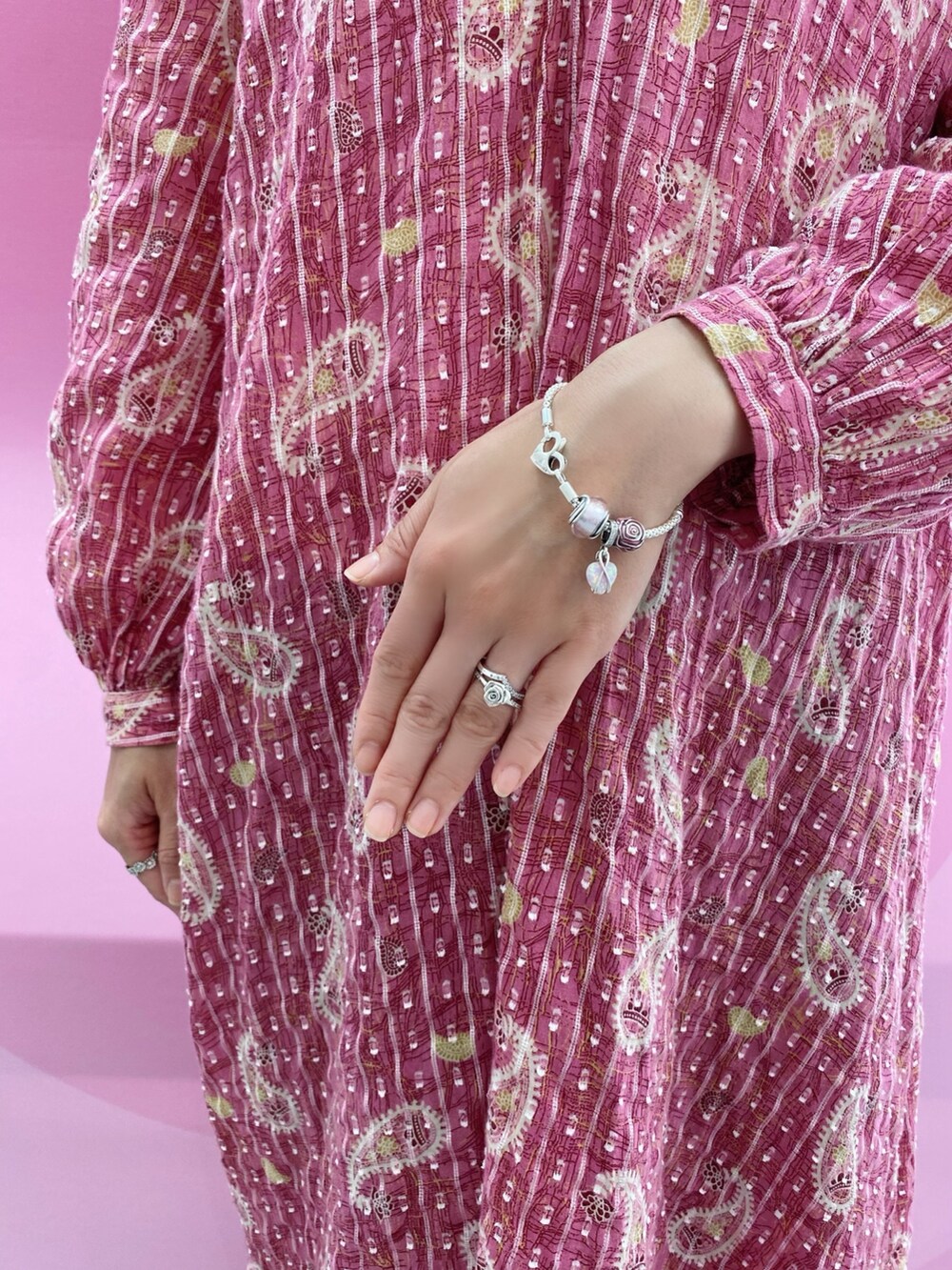 シルバー系のピアス（両耳用）を着用したレディースの春コーディネートの2枚目の写真