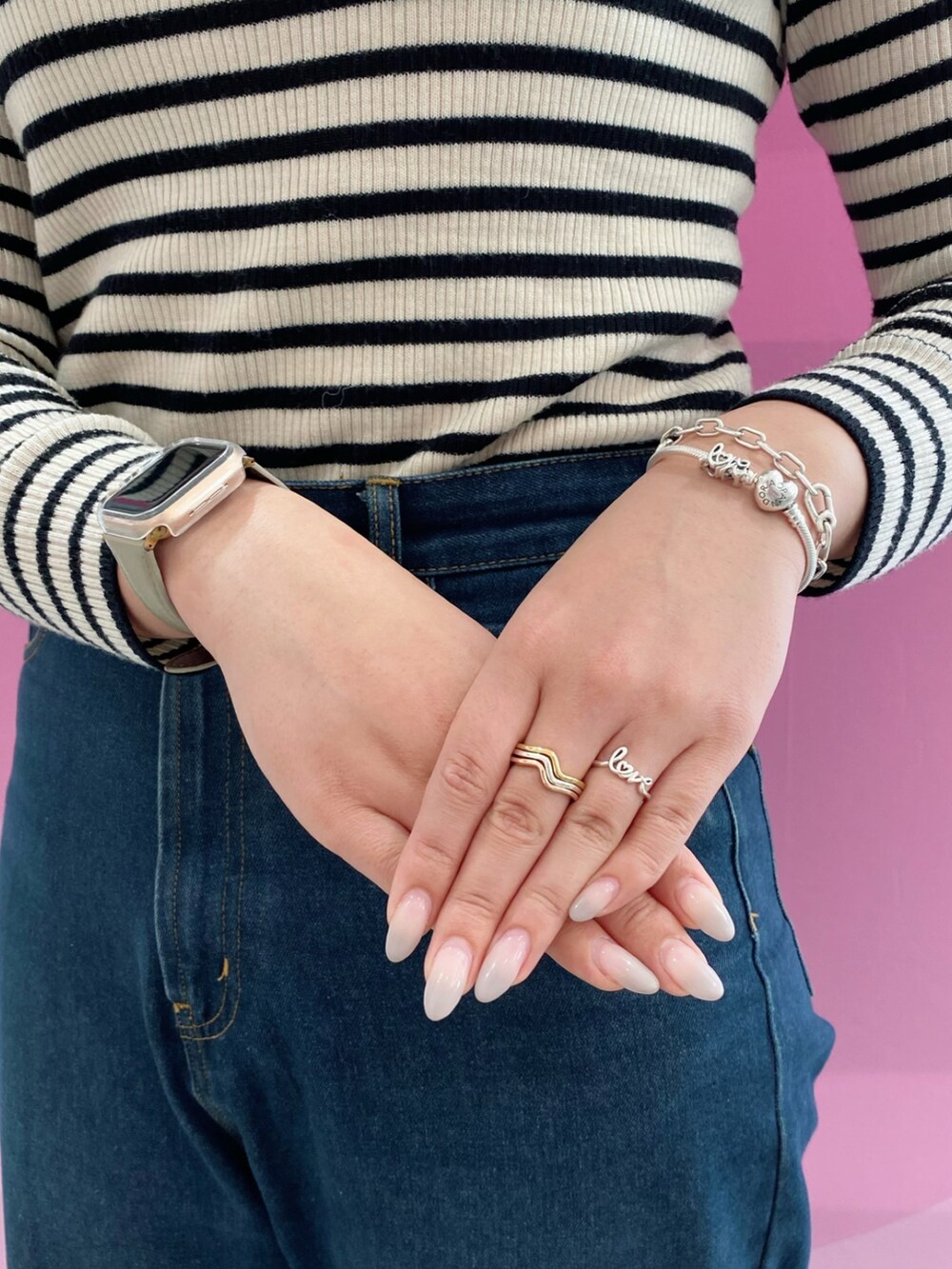 シルバー系のピアス（両耳用）、シルバー系のリング、ゴールド系のリングを着用したレディースの冬コーディネートの3枚目の写真