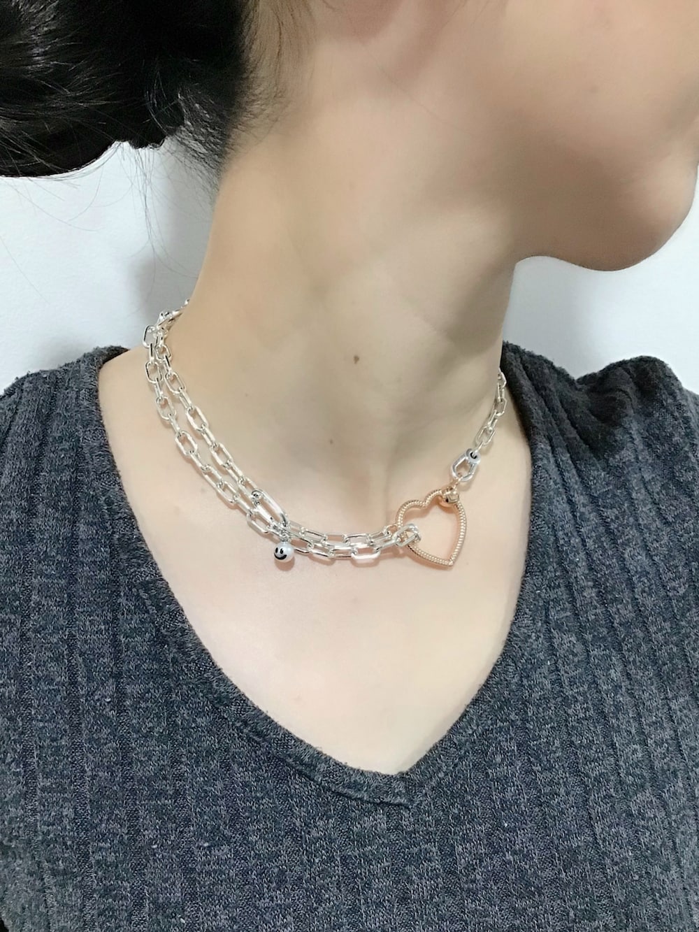 シルバー系のチャーム、シルバー系のチャーム、シルバー系のブレスレットを着用したレディースの冬コーディネートの2枚目の写真