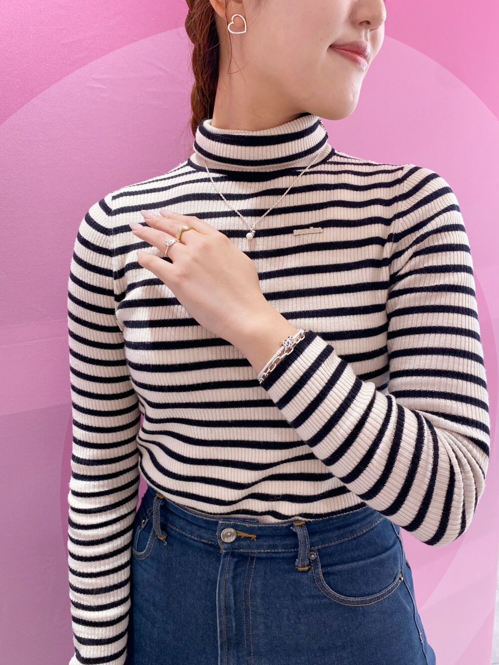 シルバー系のリング、シルバー系のリング、ゴールド系のリングを着用したレディースの冬コーディネートの3枚目の写真