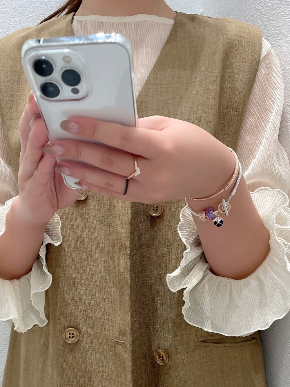 「秋のコーデ、ビックシルエット、きれいめ、スカート、秋カラー、ローファー、ローファー×靴下、ベスト、ジレ、パンドラ、pandora」｜「PANDORAのウェービー ラベンダー ムラーノ グラス チャーム（チャーム、パープル系）」を使った、Pandoraさん（レディース・160cm）の秋コーディネートの2枚目の写真