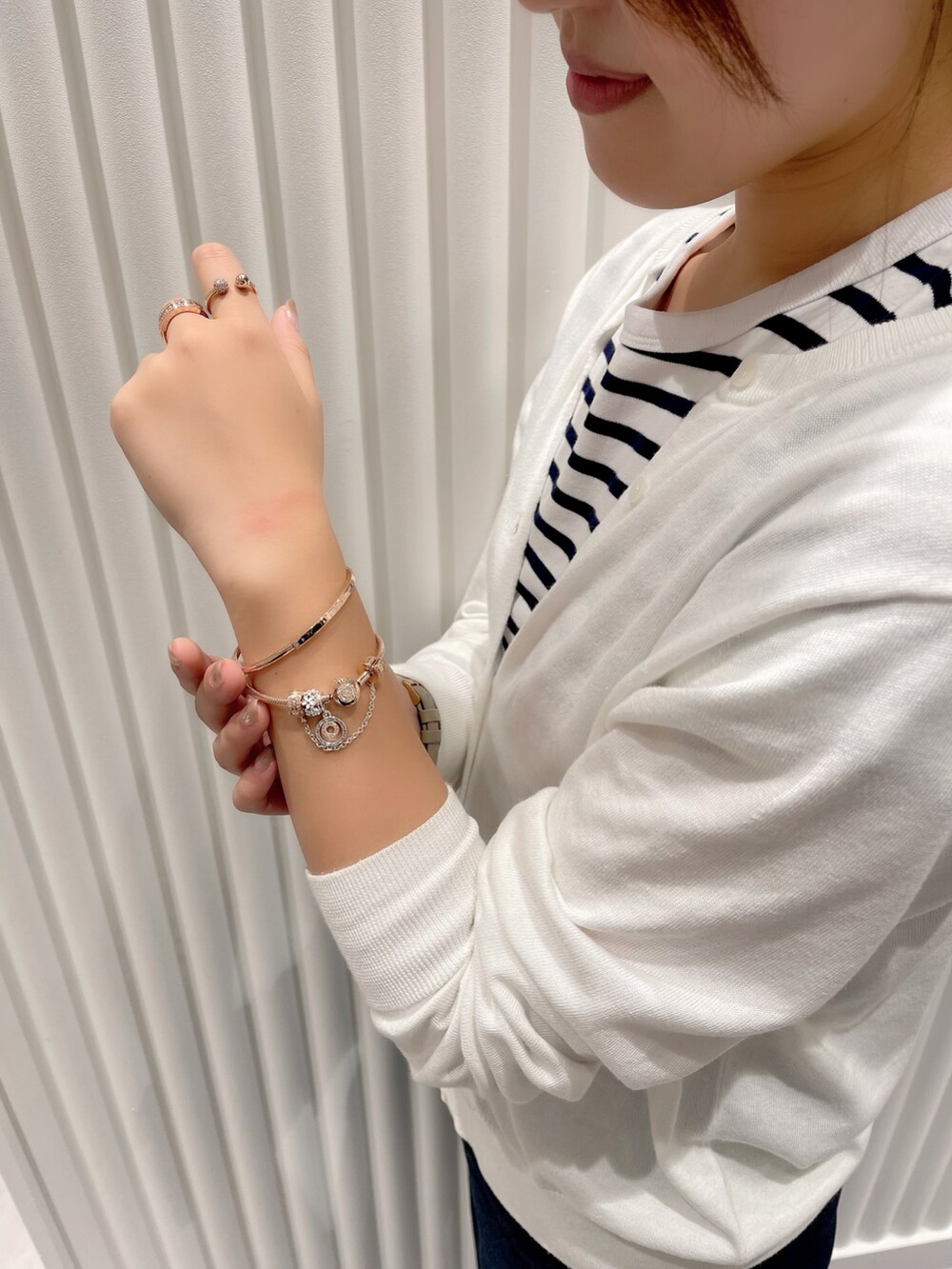 「パンドラ、pandora、デニム、ニットカーディガン、ボーダー、#秋コーデ」｜「PANDORAのPandora シグネチャー I-Dバングル（ローズゴールド）（ブレスレット、ゴールド系）」を使った、Pandoraさん（レディース・160cm）の秋コーディネートの2枚目の写真