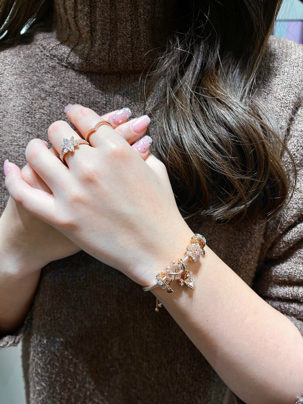 ゴールド系のピアス（両耳用）を着用したレディースの冬コーディネートの2枚目の写真