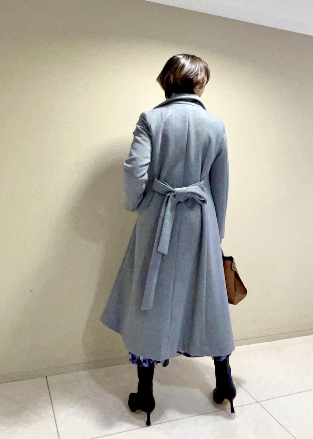 「花柄、スカート、フォックス、ハンドバッグ、グレー、ロング、コート、ブーツ、ショートブーツ、Winter Coat 2023、Knit 2023、ROPÉ、ニット、冬コート、通勤バッグ」｜「ROPE'の【雑誌掲載】【一部WEB限定】ナロースクエアトゥストレッチヒールショートブーツ（ブーツ、ブラック系）」を使った、yukiさん（レディース・160cm）の秋コーディネートの4枚目の写真
