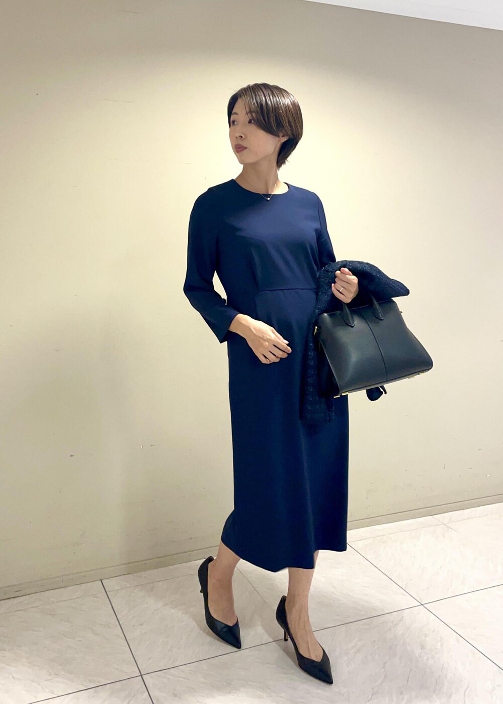 「マザー、ジャケット、セットアップ、ノーカラー、ツイード、ワンピース、パンプス、ROPÉ、通勤バッグ、セレモニー、オケージョン、スーツ、23AW秋の新作、スタイルアップ、洗える」｜「ROPE'のVカットポインテッドパンプス（パンプス、ブラック系）」を使った、yukiさん（レディース・160cm）の秋コーディネートの5枚目の写真