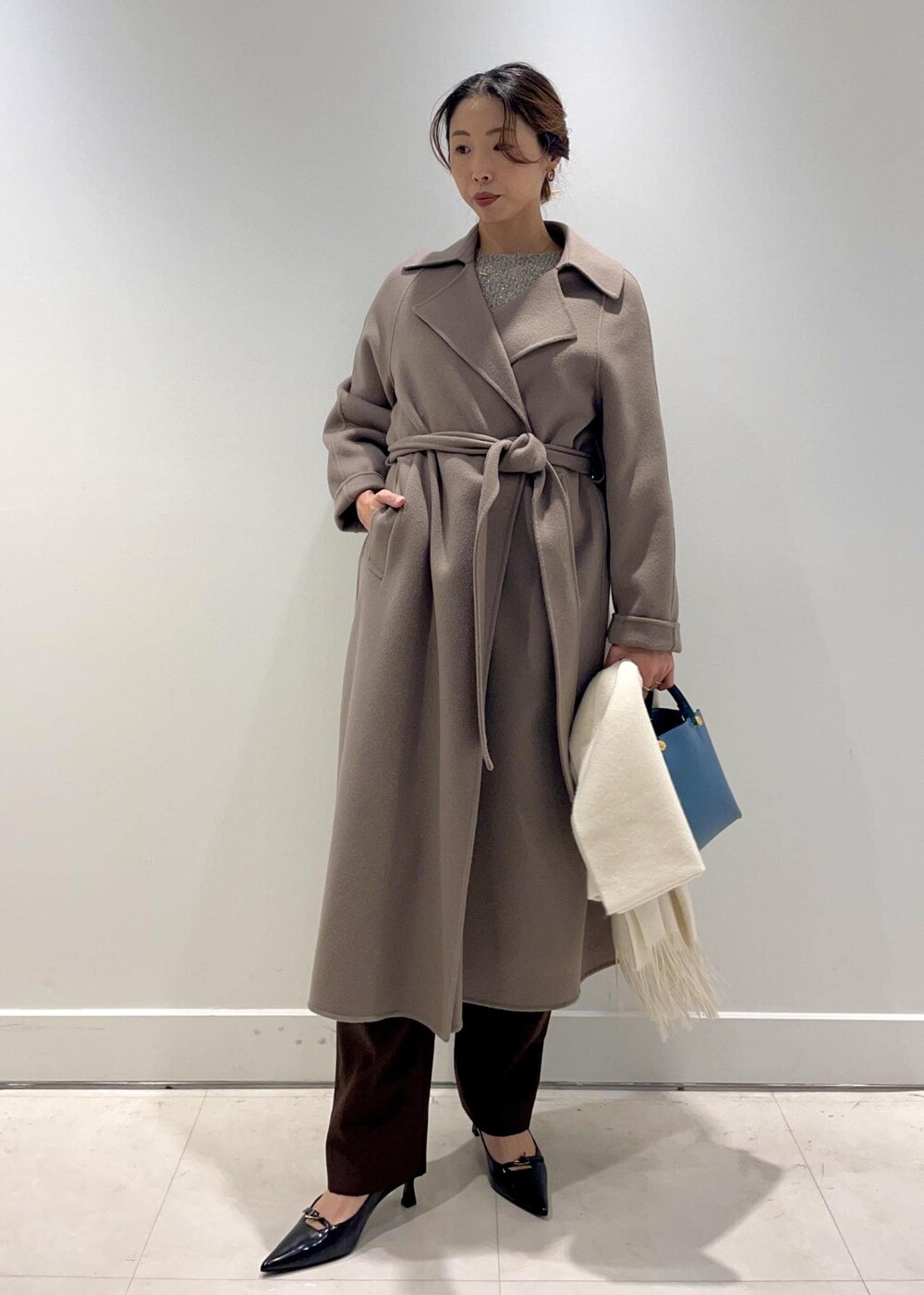 「ラメ、ラムウール、初冬コーデ、冬コーデ、お仕事コーデ、クリスマスコーデ、お正月・初詣コーデ、女子会コーデ、モード、パンツスタイル、体型カバー、きれいめコーデ、ベーシック、ROPÉ、ストレート」｜「ROPE'の【カシミヤ100％】無地ストール（ストール/ショール、ホワイト系）」を使った、yukiさん（レディース・160cm）の冬コーディネートの2枚目の写真