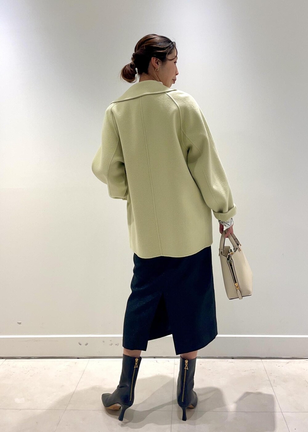 「花柄、棒タイブラウス、タイトスカート、ラメ、ラムウール、ショートコート、ショートブーツ、初冬コーデ、冬コーデ、お仕事コーデ、クリスマスコーデ、お正月・初詣コーデ、女子会コーデ、スカートスタイル、フェミニンコーデ」｜「ROPE'のBeatrice boots(ベアトリス ブーツ)（ブーツ、ブラック系）」を使った、yukiさん（レディース・160cm）の冬コーディネートの4枚目の写真