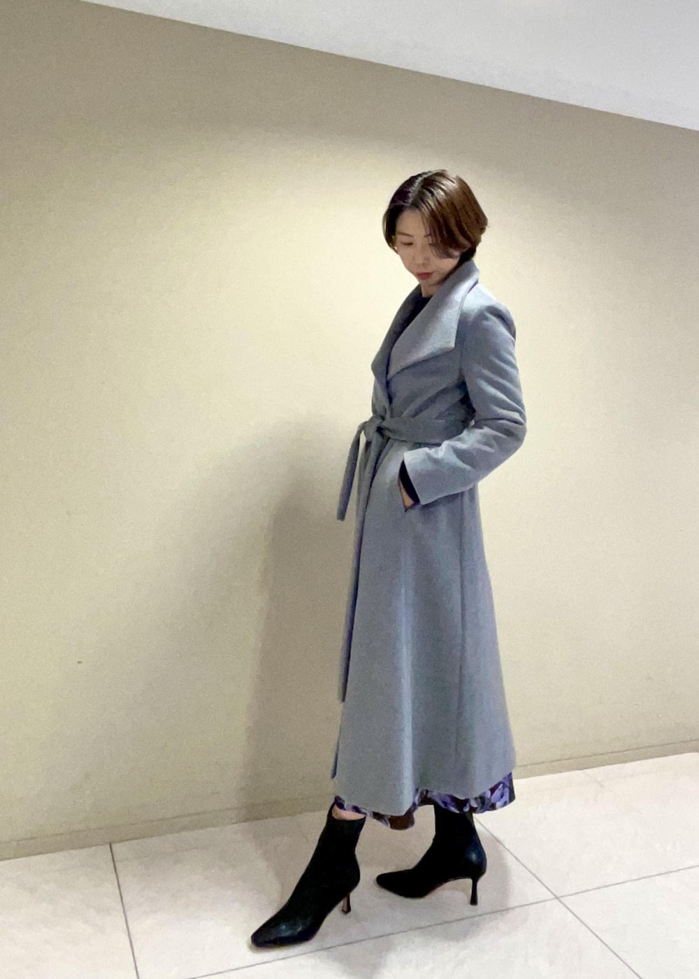 「花柄、スカート、フォックス、ハンドバッグ、グレー、ロング、コート、ブーツ、ショートブーツ、Winter Coat 2023、Knit 2023、ROPÉ、ニット、冬コート、通勤バッグ」｜「ROPE'の【雑誌掲載】【一部WEB限定】ナロースクエアトゥストレッチヒールショートブーツ（ブーツ、ブラック系）」を使った、yukiさん（レディース・160cm）の秋コーディネートの2枚目の写真