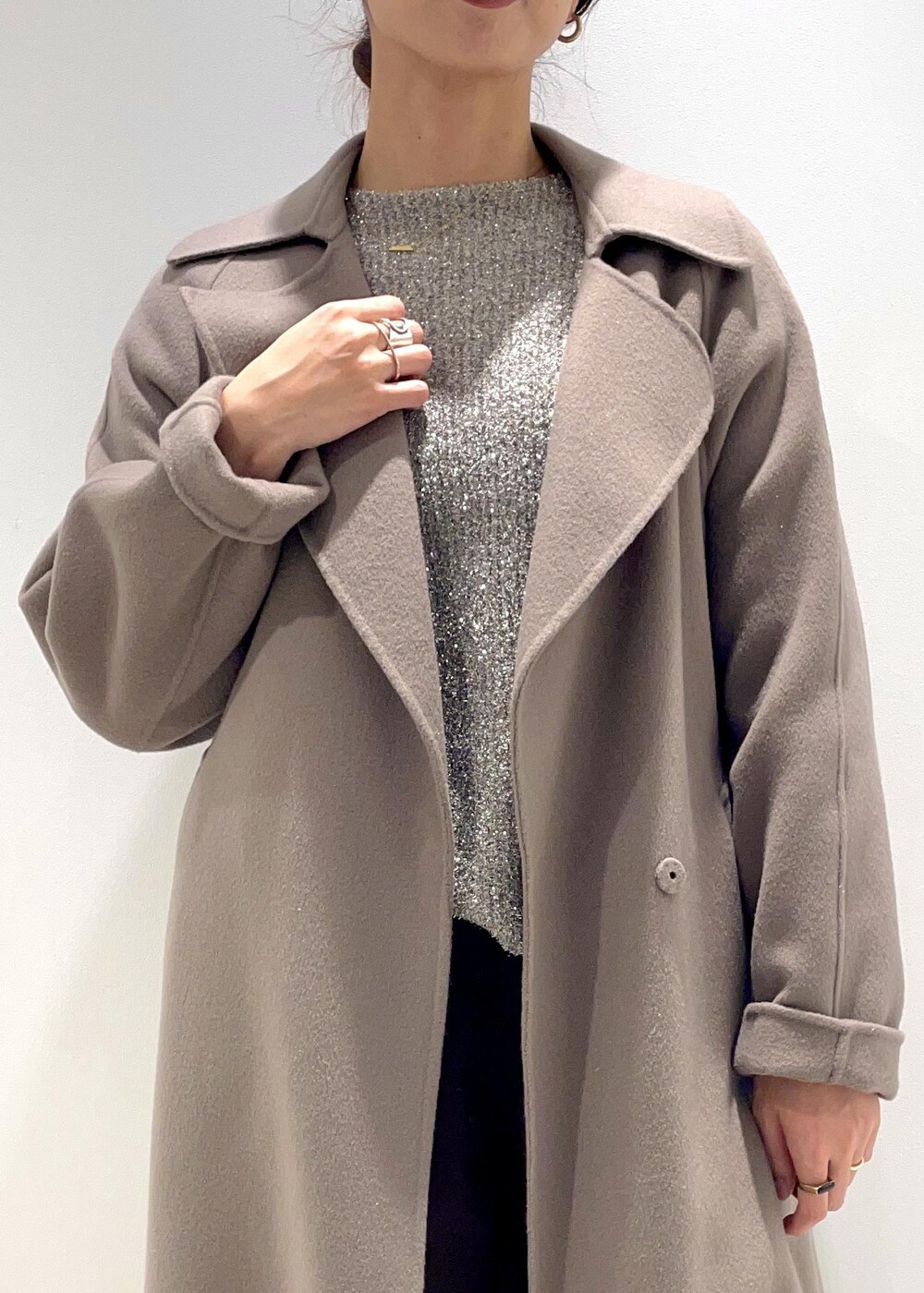 「ラメ、ラムウール、初冬コーデ、冬コーデ、お仕事コーデ、クリスマスコーデ、お正月・初詣コーデ、女子会コーデ、モード、パンツスタイル、体型カバー、きれいめコーデ、ベーシック、ROPÉ、ストレート」｜「ROPE'の【カシミヤ100％】無地ストール（ストール/ショール、ホワイト系）」を使った、yukiさん（レディース・160cm）の冬コーディネートの6枚目の写真