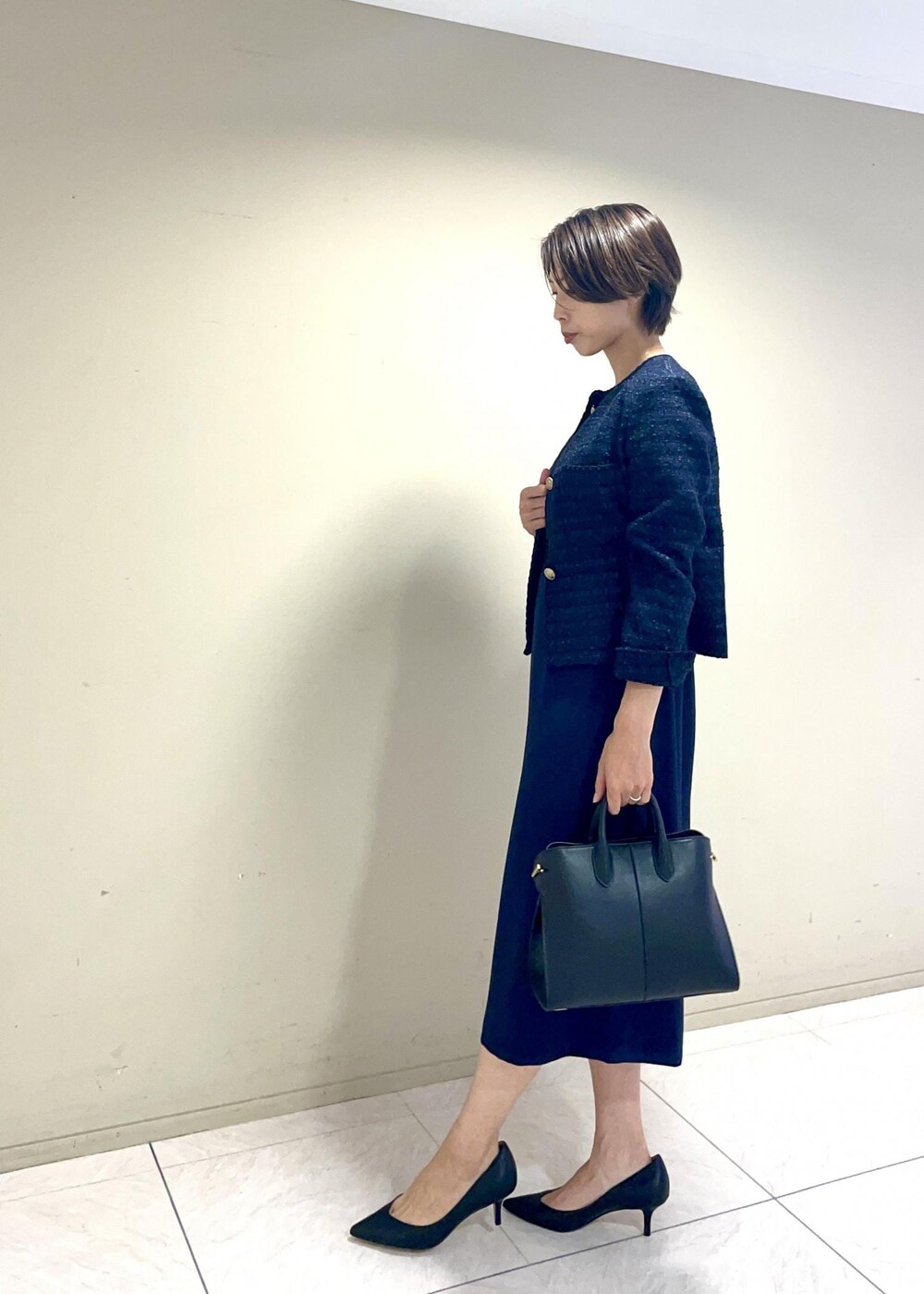 「マザー、ジャケット、セットアップ、ノーカラー、ツイード、ワンピース、パンプス、ROPÉ、通勤バッグ、セレモニー、オケージョン、スーツ、23AW秋の新作、スタイルアップ、洗える」｜「ROPE'のVカットポインテッドパンプス（パンプス、ブラック系）」を使った、yukiさん（レディース・160cm）の秋コーディネートの2枚目の写真