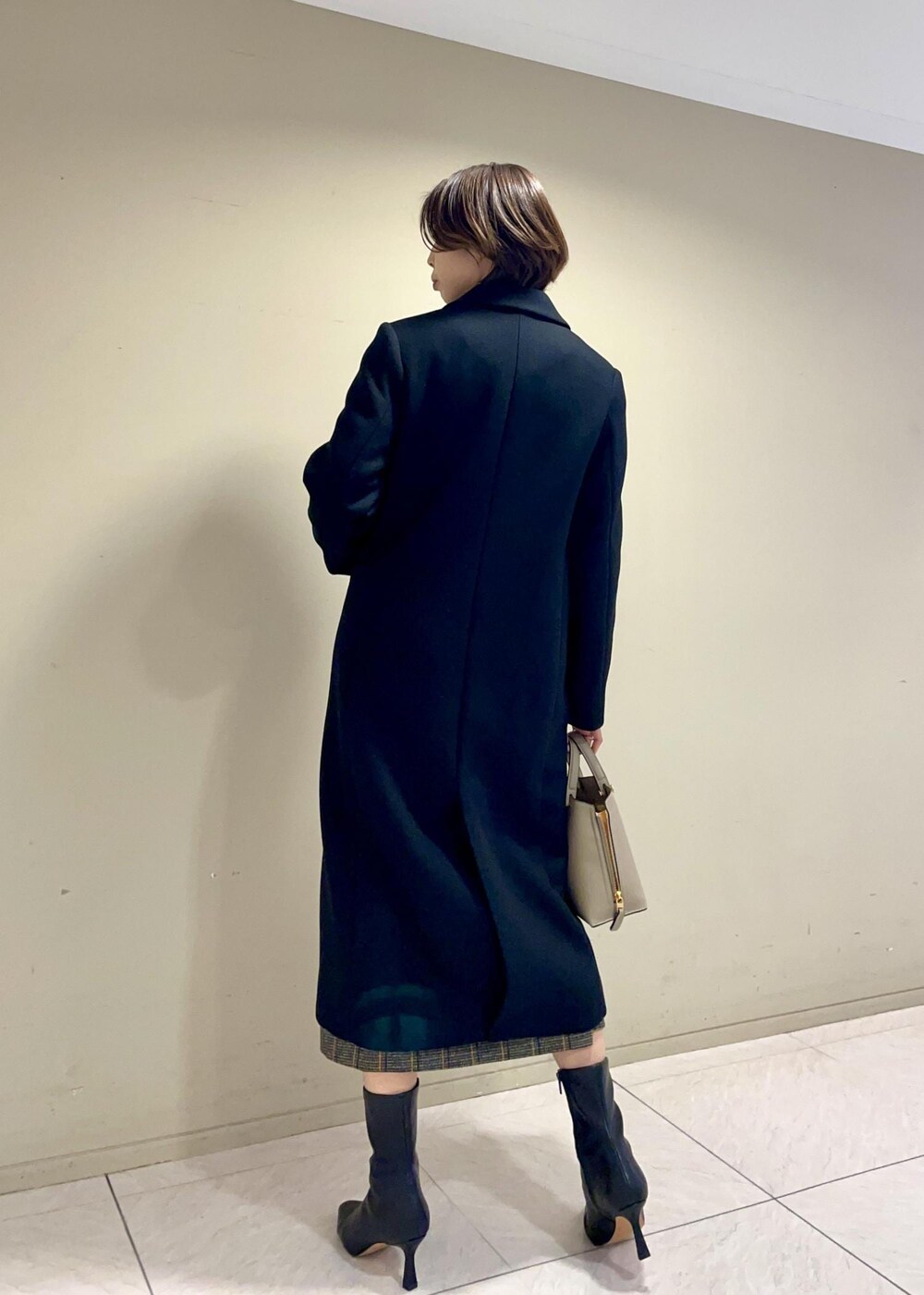 「Winter Coat 2023、アンゴラ、ツィードスカート、ボックスプリーツ、ベージュ、ショルダーバッグ、ブラック、長袖、ロング、コート、チェスターコート、ブーツ、ショートブーツ、Knit 2023、ROPÉ」｜「E'PORの【新色追加】【E'POR】 Y BAG Mini（サイドジップミニショルダーバッグ）【雑誌掲載】（ハンドバッグ、ベージュ系）」を使った、yukiさん（レディース・160cm）の秋コーディネートの3枚目の写真