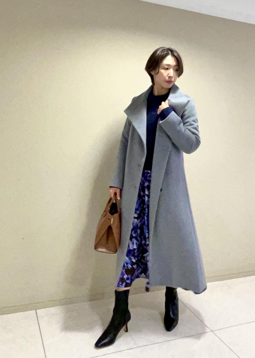 「花柄、スカート、フォックス、ハンドバッグ、グレー、ロング、コート、ブーツ、ショートブーツ、Winter Coat 2023、Knit 2023、ROPÉ、ニット、冬コート、通勤バッグ」｜「ROPE'の【雑誌掲載】【一部WEB限定】ナロースクエアトゥストレッチヒールショートブーツ（ブーツ、ブラック系）」を使った、yukiさん（レディース・160cm）の秋コーディネートの3枚目の写真