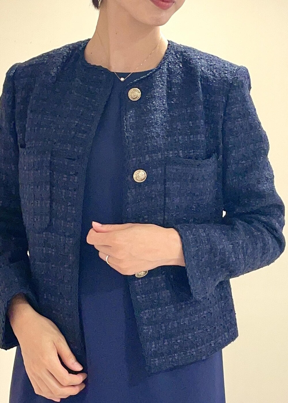 「マザー、ジャケット、セットアップ、ノーカラー、ツイード、ワンピース、パンプス、ROPÉ、通勤バッグ、セレモニー、オケージョン、スーツ、23AW秋の新作、スタイルアップ、洗える」｜「ROPE'のVカットポインテッドパンプス（パンプス、ブラック系）」を使った、yukiさん（レディース・160cm）の秋コーディネートの4枚目の写真
