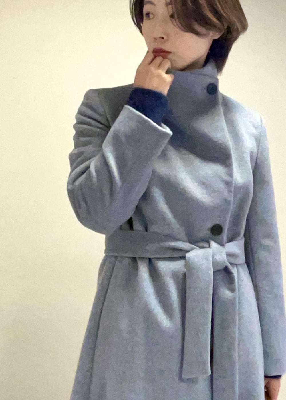 「花柄、スカート、フォックス、ハンドバッグ、グレー、ロング、コート、ブーツ、ショートブーツ、Winter Coat 2023、Knit 2023、ROPÉ、ニット、冬コート、通勤バッグ」｜「ROPE'の【雑誌掲載】【一部WEB限定】ナロースクエアトゥストレッチヒールショートブーツ（ブーツ、ブラック系）」を使った、yukiさん（レディース・160cm）の秋コーディネートの5枚目の写真