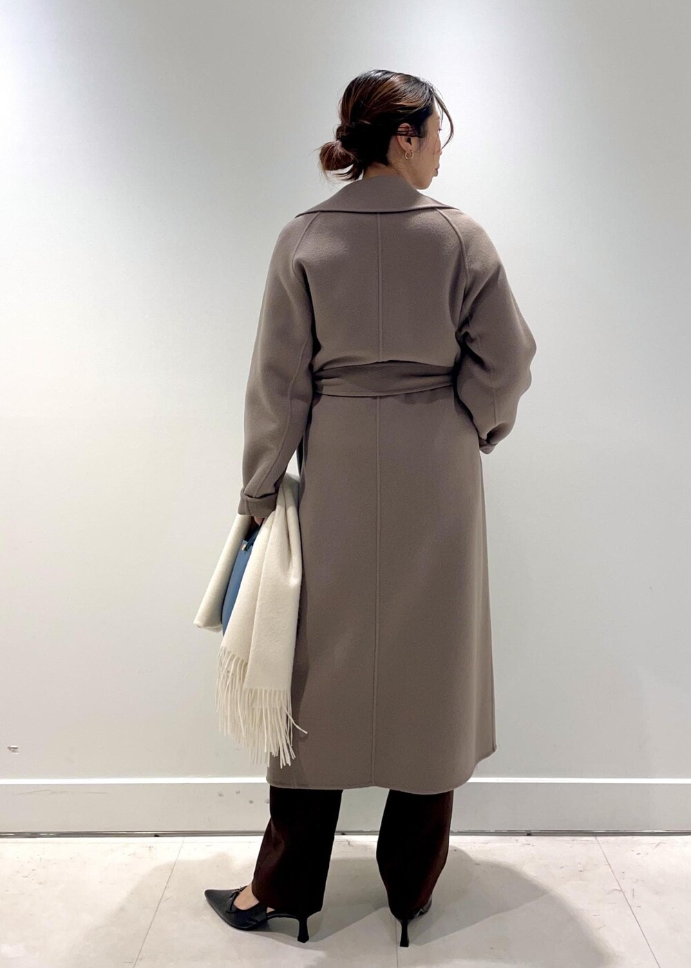 「ラメ、ラムウール、初冬コーデ、冬コーデ、お仕事コーデ、クリスマスコーデ、お正月・初詣コーデ、女子会コーデ、モード、パンツスタイル、体型カバー、きれいめコーデ、ベーシック、ROPÉ、ストレート」｜「ROPE'の【カシミヤ100％】無地ストール（ストール/ショール、ホワイト系）」を使った、yukiさん（レディース・160cm）の冬コーディネートの5枚目の写真