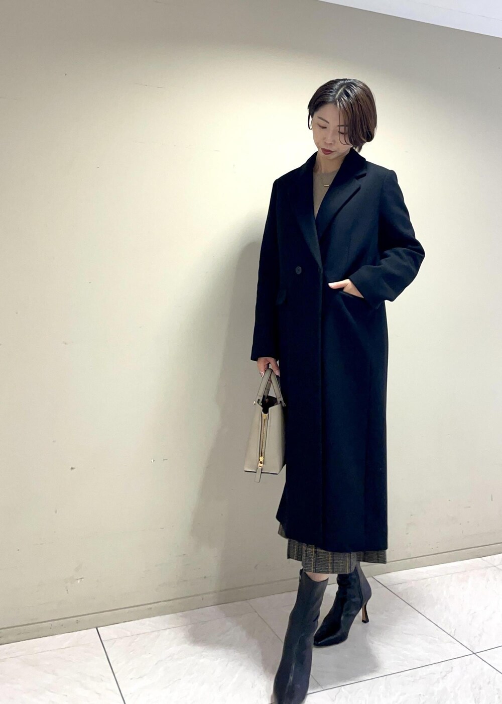 「Winter Coat 2023、アンゴラ、ツィードスカート、ボックスプリーツ、ベージュ、ショルダーバッグ、ブラック、長袖、ロング、コート、チェスターコート、ブーツ、ショートブーツ、Knit 2023、ROPÉ」｜「E'PORの【新色追加】【E'POR】 Y BAG Mini（サイドジップミニショルダーバッグ）【雑誌掲載】（ハンドバッグ、ベージュ系）」を使った、yukiさん（レディース・160cm）の秋コーディネートの2枚目の写真
