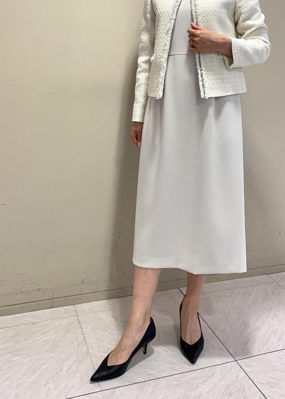 「ブローチ、ベージュ、ジャケット、ツイード、ワンピース、スリット、タイトワンピース、Iライン、ブラック、パンプス、ポインテッドトゥ、ROPÉ、ÉPOR、Y BAG、通勤バッグ」｜「ROPE'のVカットポインテッドパンプス（パンプス、ブラック系）」を使った、yukiさん（レディース・160cm）の冬コーディネートの4枚目の写真