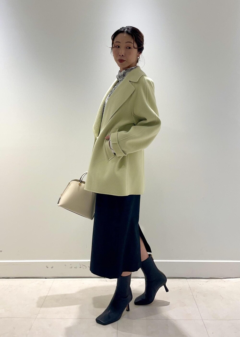 「花柄、棒タイブラウス、タイトスカート、ラメ、ラムウール、ショートコート、ショートブーツ、初冬コーデ、冬コーデ、お仕事コーデ、クリスマスコーデ、お正月・初詣コーデ、女子会コーデ、スカートスタイル、フェミニンコーデ」｜「ROPE'のBeatrice boots(ベアトリス ブーツ)（ブーツ、ブラック系）」を使った、yukiさん（レディース・160cm）の冬コーディネートの3枚目の写真