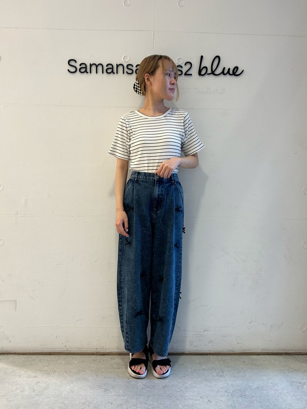 ブルー系のデニムパンツ、ホワイト系のシャツ/ブラウス、ホワイト系のTシャツ/カットソーを着用したレディースの夏コーディネートの2枚目の写真