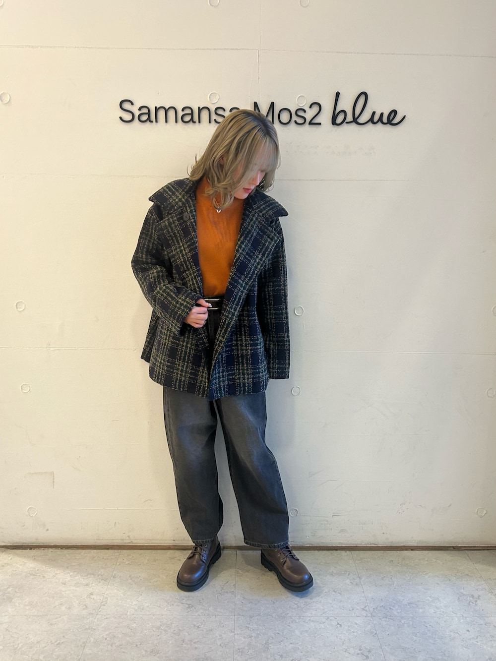 「大人コーデ、大人カジュアル、おでかけコーデ、オトナカジュアル、きれいめカジュアル、Samansa Mos2 blue」｜「Samansa Mos2 blueの【Hug Knit】リブハイネックプルオーバー（ニット/セーター、オレンジ系）」を使った、Renaさん（レディース・163cm）の秋コーディネートの2枚目の写真