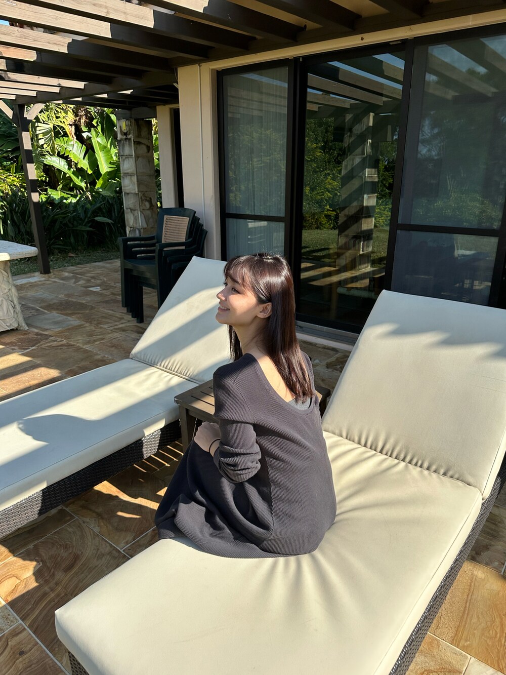 グレー系のワンピースを着用したレディースの春コーディネートの2枚目の写真