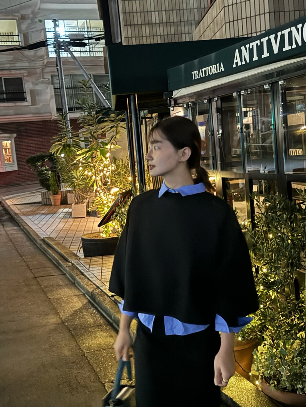 ブラック系のTシャツ/カットソー、ブルー系のシャツ/ブラウス、ブラック系のスカートを着用したレディースの冬コーディネートの4枚目の写真