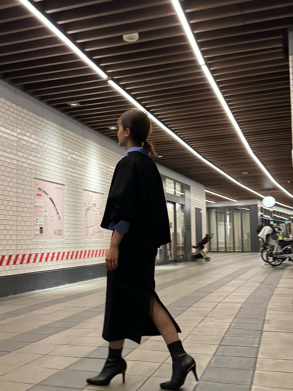 ブラック系のTシャツ/カットソー、ブルー系のシャツ/ブラウス、ブラック系のスカートを着用したレディースの冬コーディネートの3枚目の写真