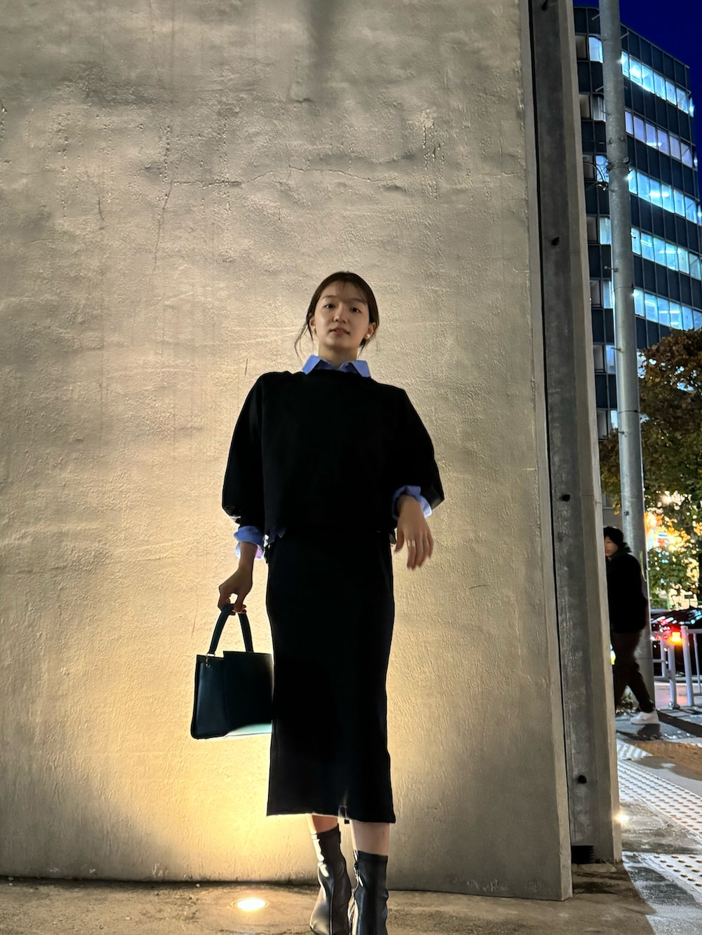 ブラック系のTシャツ/カットソー、ブルー系のシャツ/ブラウス、ブラック系のスカートを着用したレディースの冬コーディネートの2枚目の写真