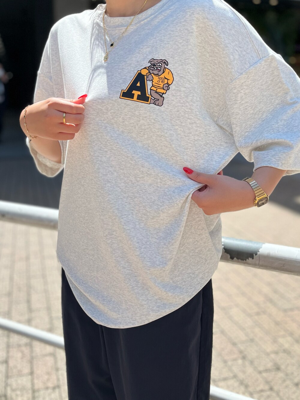 グレー系のTシャツ/カットソー、ブルー系のその他パンツを着用したレディースの夏コーディネートの3枚目の写真