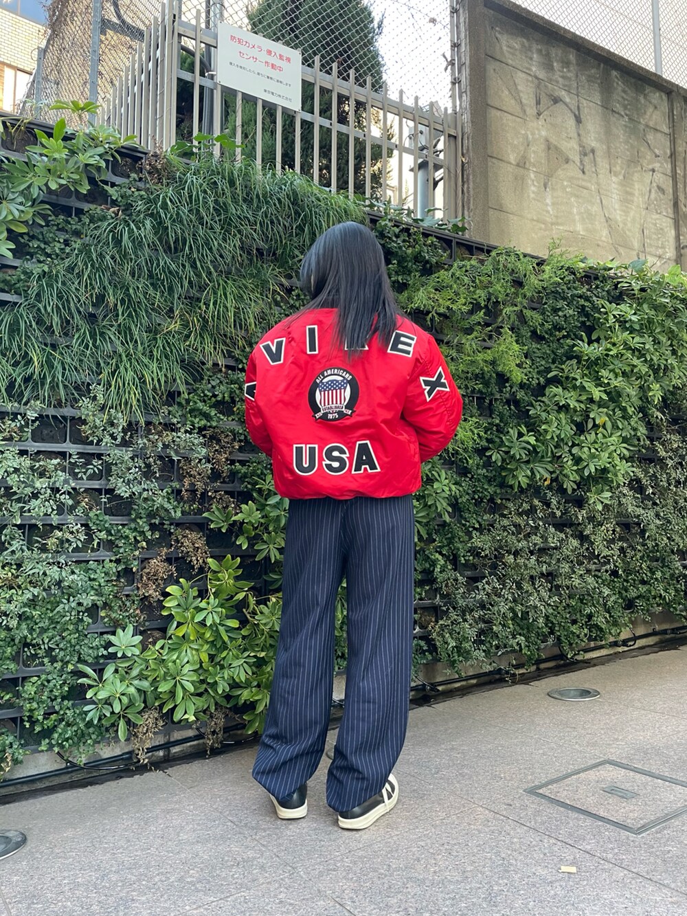 レッド系のMA-1を着用したレディースの冬コーディネートの2枚目の写真