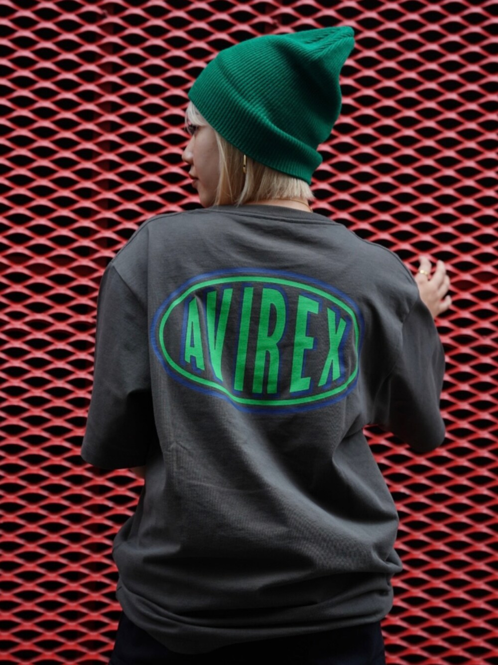 グレー系のTシャツ/カットソー、ブラック系のカーゴパンツ、グリーン系のニットキャップ/ビーニーを着用したレディースの夏コーディネートの3枚目の写真