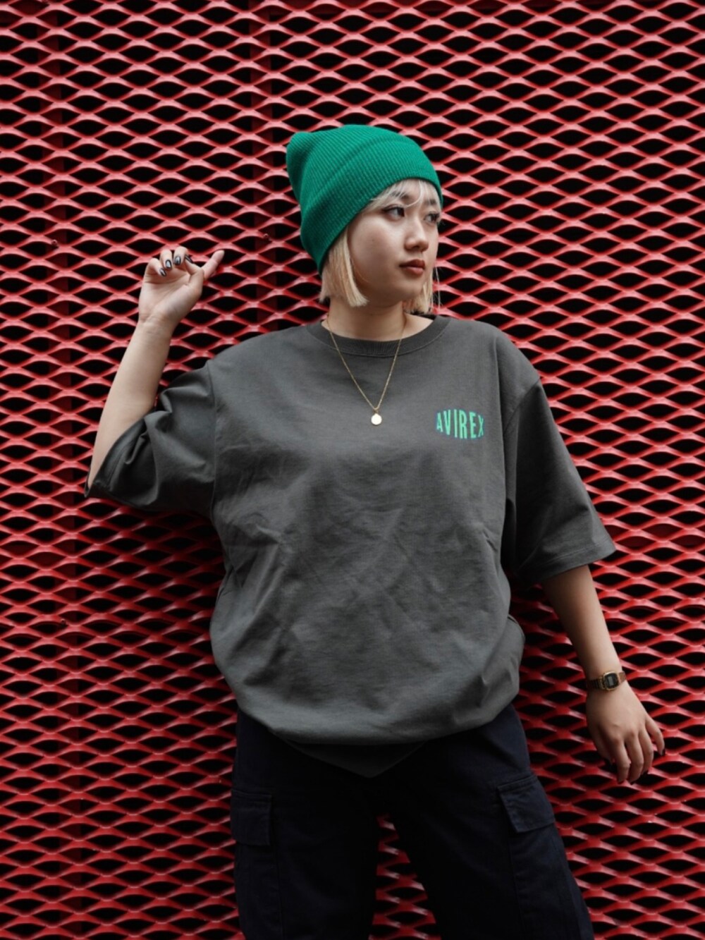 グレー系のTシャツ/カットソー、ブラック系のカーゴパンツ、グリーン系のニットキャップ/ビーニーを着用したレディースの夏コーディネートの2枚目の写真