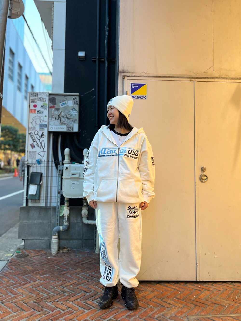 ホワイト系のパーカー、ホワイト系のスウェットパンツ、ホワイト系のニットキャップ/ビーニーを着用したレディースの冬コーディネートの2枚目の写真