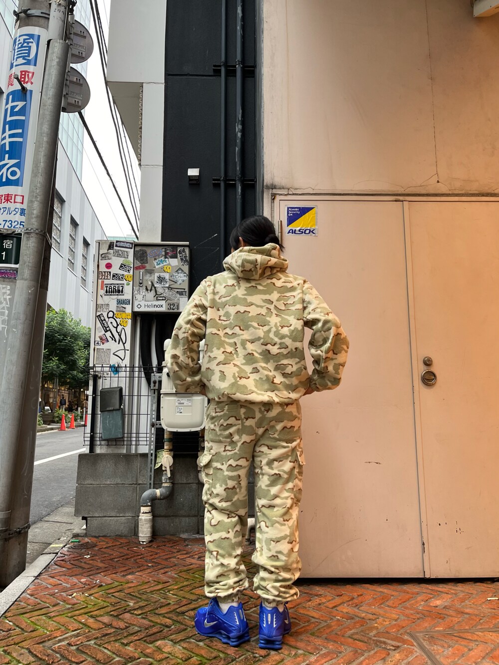 ベージュ系のパーカー、ベージュ系のカーゴパンツを着用したレディースの秋コーディネートの2枚目の写真