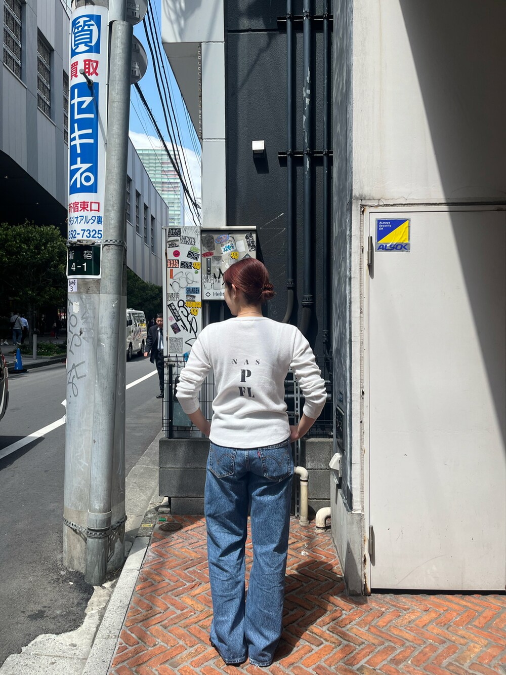 ホワイト系のTシャツ/カットソーを着用したレディースの春コーディネートの2枚目の写真