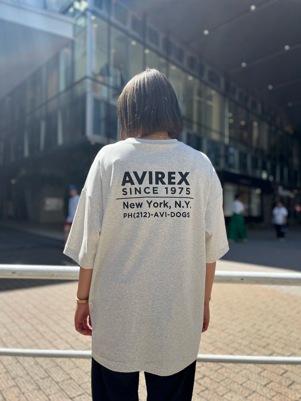 グレー系のTシャツ/カットソー、ブルー系のその他パンツを着用したレディースの夏コーディネートの2枚目の写真