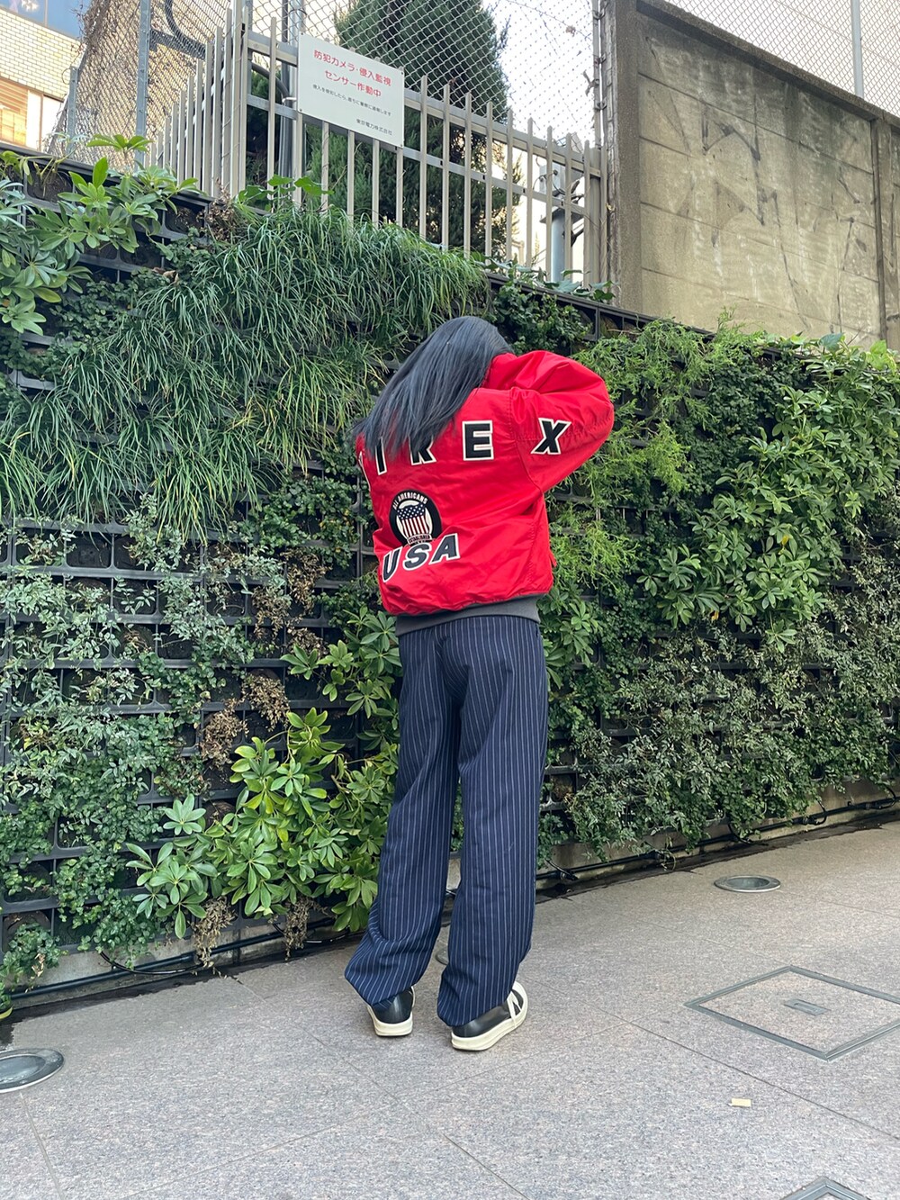 レッド系のMA-1を着用したレディースの冬コーディネートの3枚目の写真