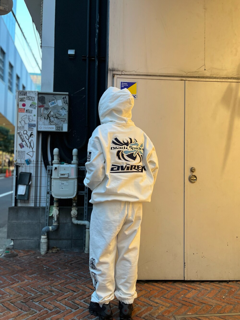 ホワイト系のパーカー、ホワイト系のスウェットパンツ、ホワイト系のニットキャップ/ビーニーを着用したレディースの冬コーディネートの3枚目の写真