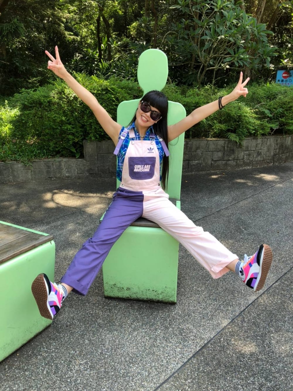「ootd、夏、休閒、紫、粉紅色、動物園」｜「adidas Originalsのアイテム（サロペット/オーバーオール、パープル系）」を使った、0sarsh0さん（レディース・158cm）の春コーディネートの2枚目の写真