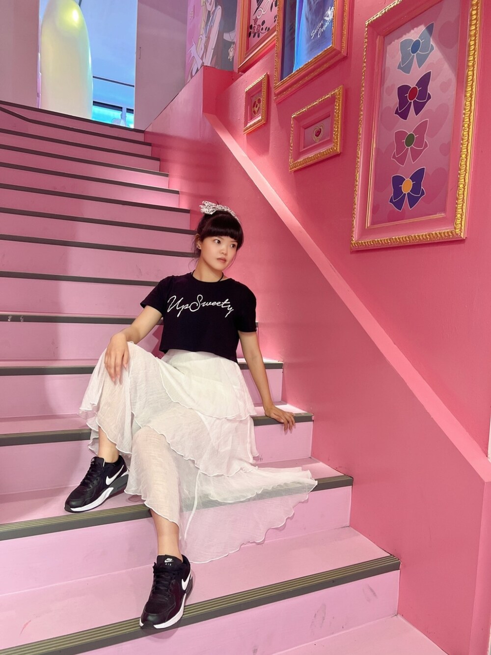 「ootd、夏、球鞋、休閒、可愛い、紗裙、蛋糕裙、白、蝴蝶結」｜「UNDER PEACEのアイテム（Tシャツ/カットソー、ブラック系）」を使った、0sarsh0さん（レディース・158cm）の春コーディネートの2枚目の写真